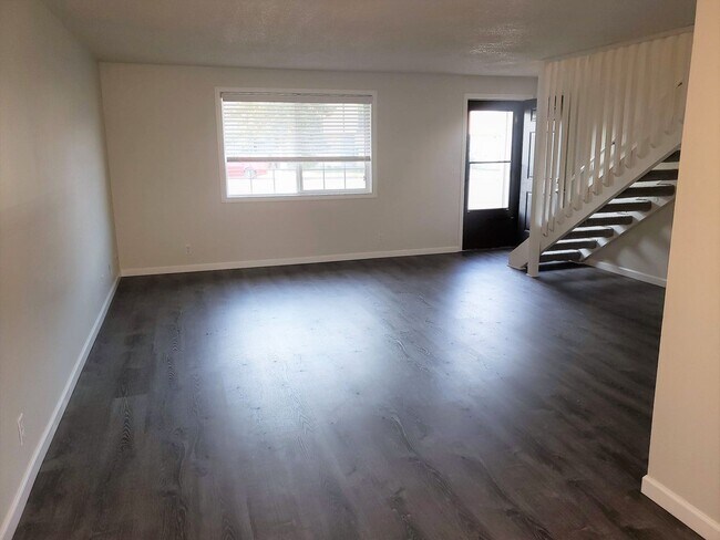 Building Photo - Fully Remodeled 3 Bedroom Townhome! *Move in Special*
