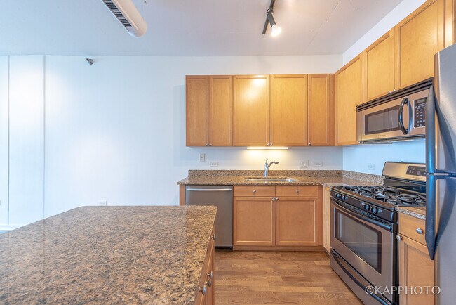 Building Photo - 909 W Washington Blvd