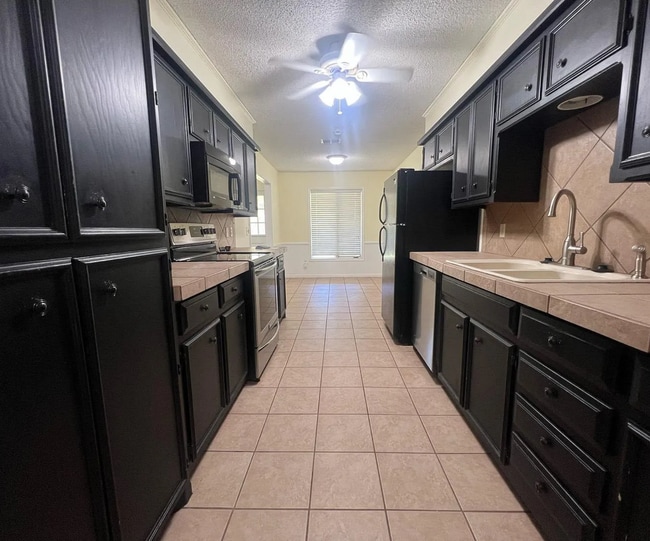 Building Photo - Charming 4 Bedroom in The Meadows