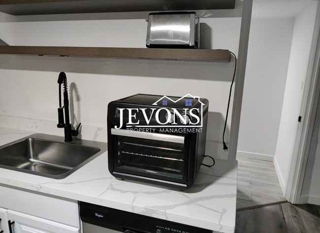 Building Photo - 630 N Skyline Dr