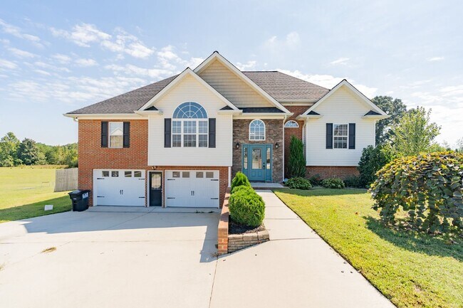 Building Photo - READY NOW!   Harrison Home with Finished Basement & Scenic Views