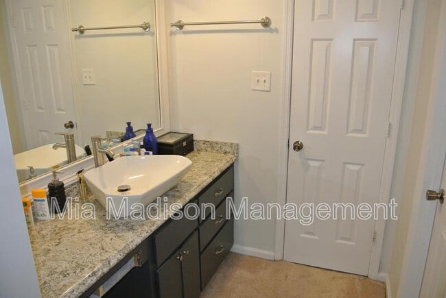 Building Photo - 138 Holland Park Cir