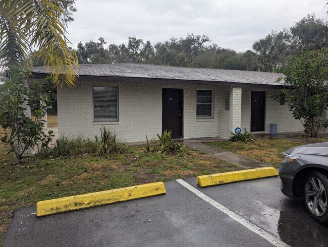 Building Photo - Charming 1 Bedroom 1 Bath Condo. Utilities included. Fury friends Welcome!