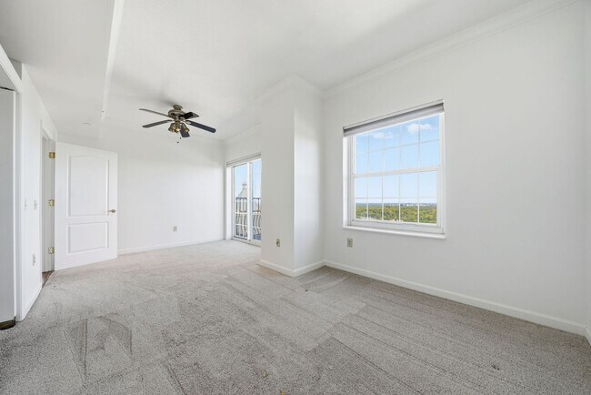 Building Photo - Penthouse Living in Midtown!