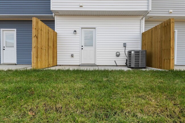 Building Photo - Beautiful townhome in Clarksville!