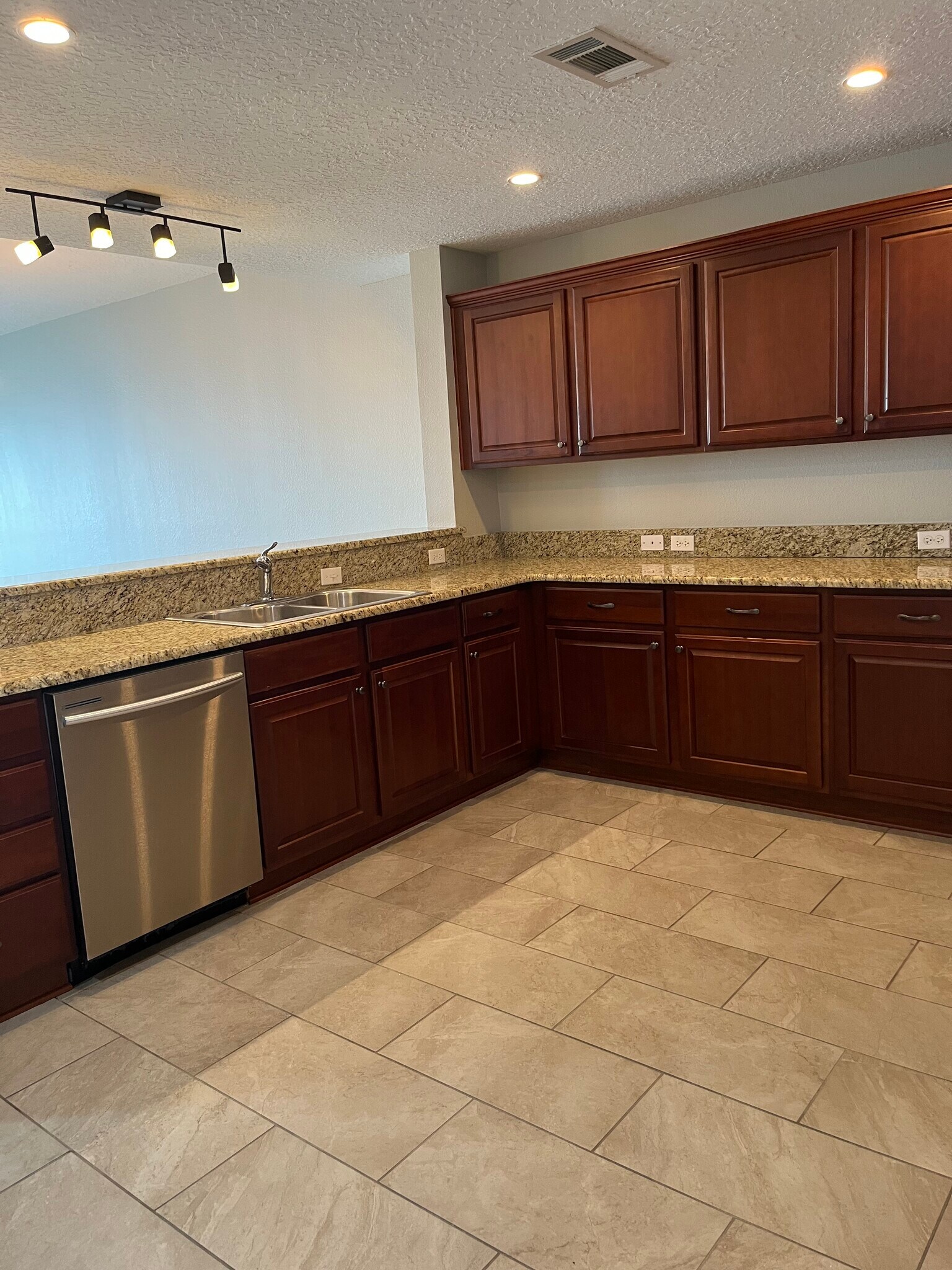 Kitchen - 225 W Seminole Blvd