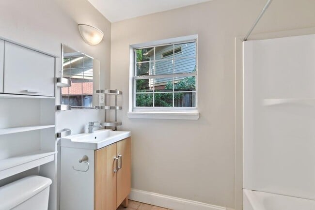 Building Photo - 326 Mathews Ave NE