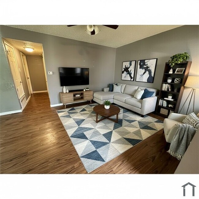 Building Photo - Charming 2-Bedroom Townhome for Rent in Prime East Austin Location – Your Ideal Urban Retreat!
