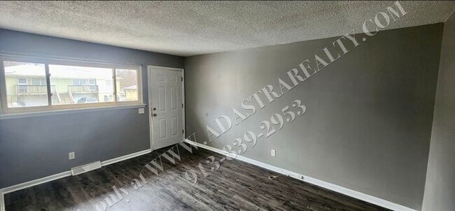 Building Photo - Cozy 2 Bed 1 Bath Duplex in KCK-Available NOW!!