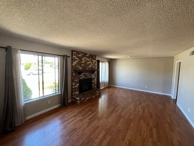 Building Photo - 1090 Foxenwood Dr