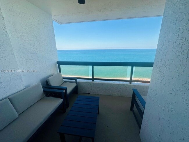 Building Photo - 2555 Collins Ave