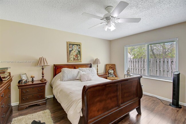 Building Photo - 303 E Riverbend Dr