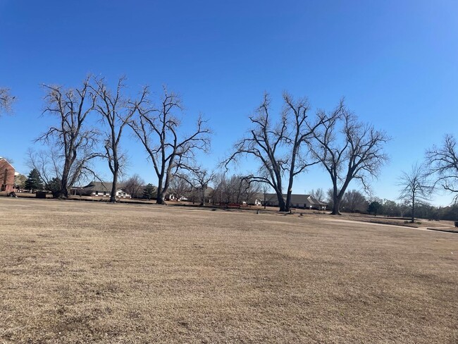 Building Photo - Welcome to Lyndale Senior Community! 55 and better in Edmond!!  2 bed flex floorplan with office,...