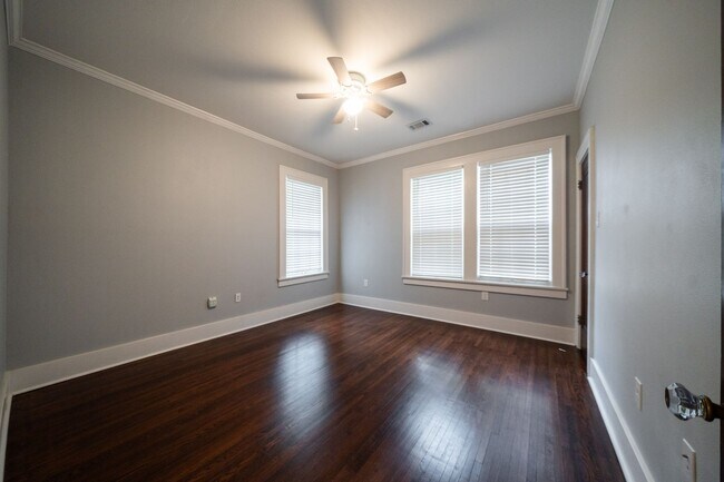 Building Photo - Charming home, great condition!
