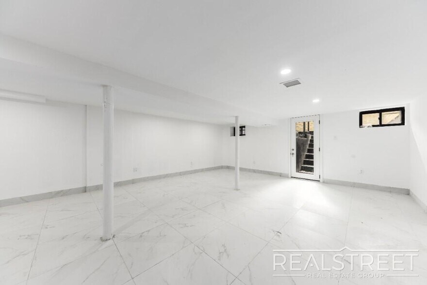 Building Photo - STUNNING 4.5+ BED 3 BATH DUPLEX + YARD IN ...