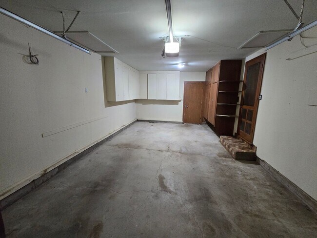 Building Photo - 3-4 bedroom ranch with attached garage, fe...