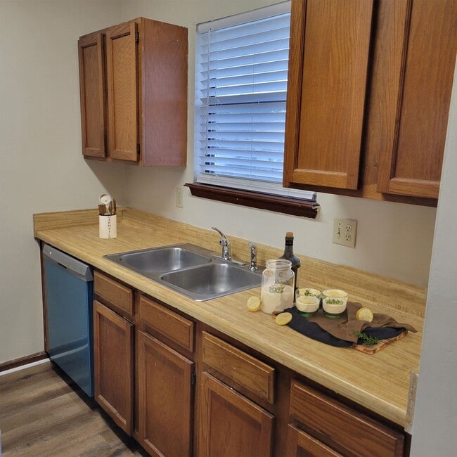 Building Photo - $1150 - 2/2 - Move IN Special!