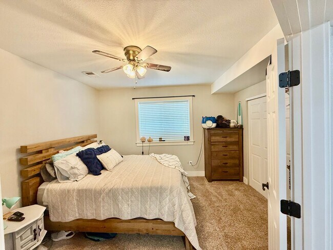 Building Photo - Stunning Home with ~4,000sqft of Living Space In a Great Location!