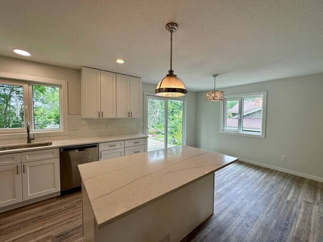 Building Photo - 3206 Vale Cir SW