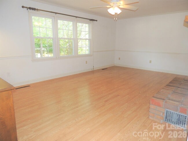 Building Photo - 131 Holbrook St