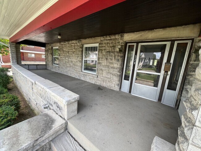 Building Photo - 5 BD/2BA Home next to Kirkwood with fenced backyard!
