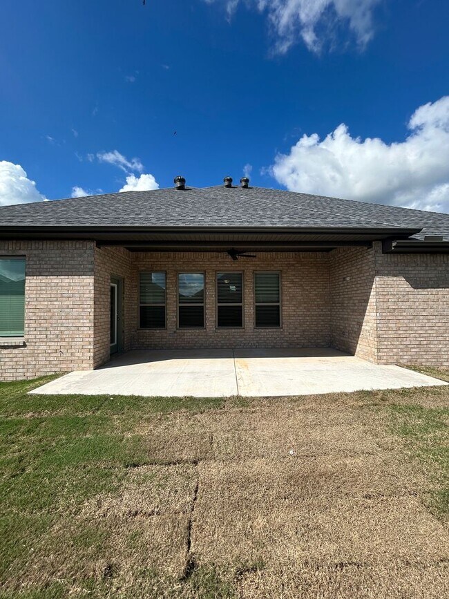 Building Photo - Beautiful Modern Home in Pea Ridge!