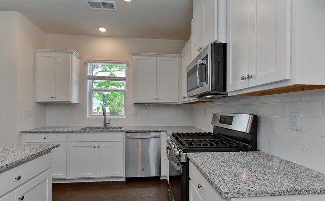 Building Photo - Like New Townhome in Beautiful North Charl...