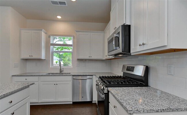 Building Photo - Like New Townhome in Beautiful North Charlotte Community!
