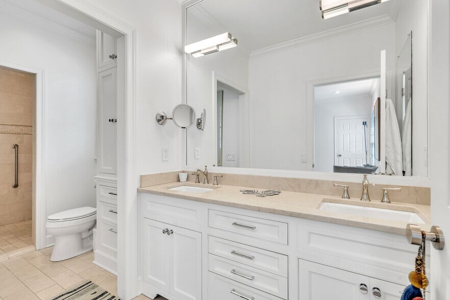 Building Photo - 204 Longwood Ct