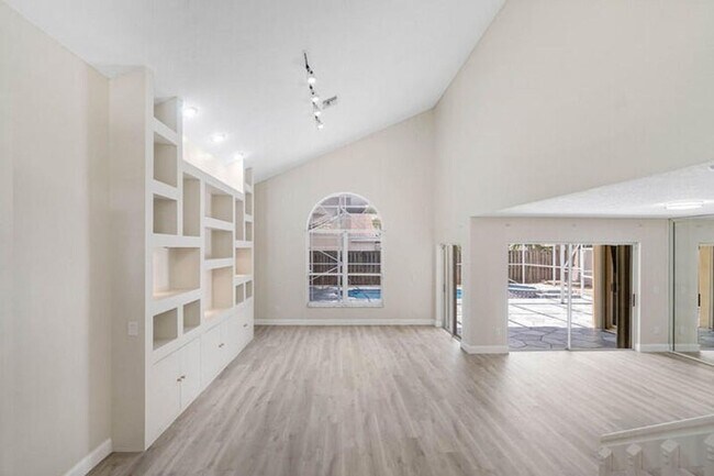 Building Photo - 10425 Buena Ventura Dr