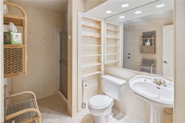 Building Photo - 2655 Victoria Park Dr