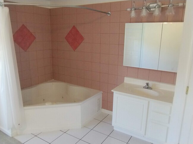 Building Photo - 1607 Meadow Spring Dr