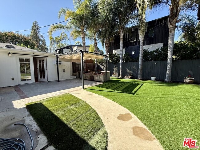 Building Photo - 364 N San Vicente Blvd