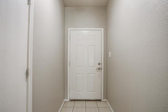 Building Photo - Spacious 4 Bed, 2 Bath Home in Ranch at Ea...