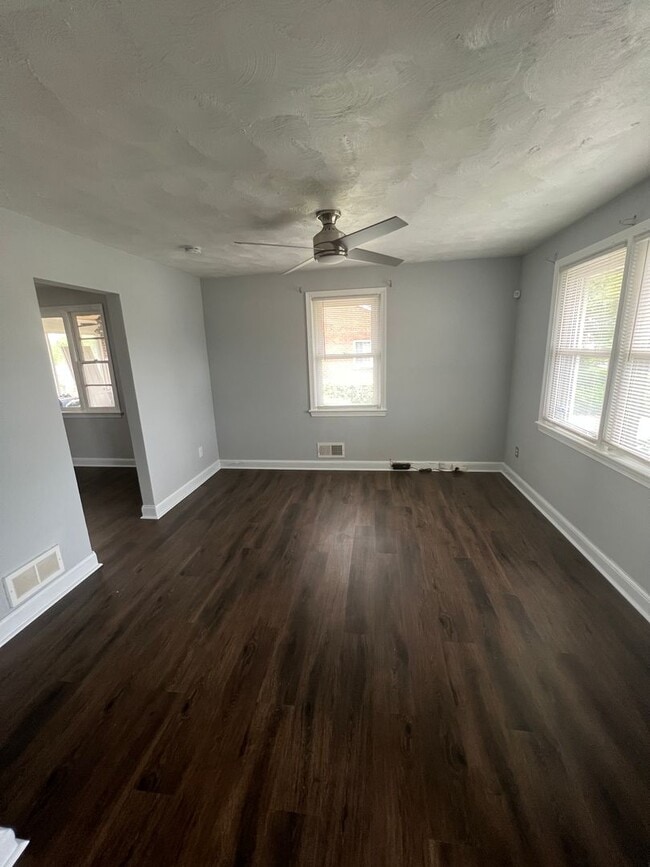 Building Photo - Amazing 6 Bedroom 2 Bathroom home with dual driveways