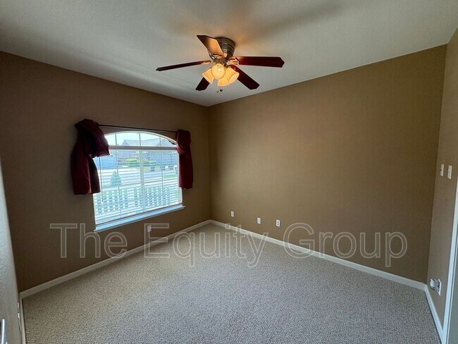 Building Photo - 6226 W Oak Ave