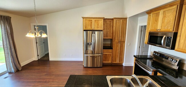 Building Photo - 5140 W Brunmier Dr