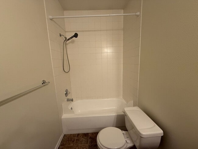 Building Photo - 4 Bed 3 Bath Gated Townhome Near Maplewood Golf