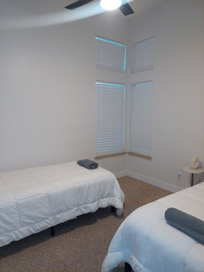 Building Photo - 4 BEDROOM 2 BATHROOM HOME 3 CAR GARAGE HOM...