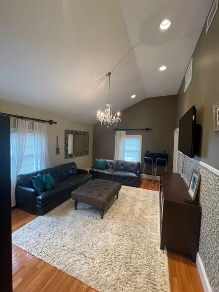 Building Photo - 14 Oak St