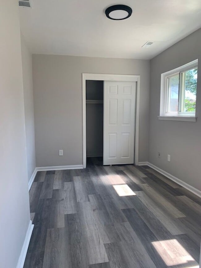 Building Photo - A Charm in Hazel Park