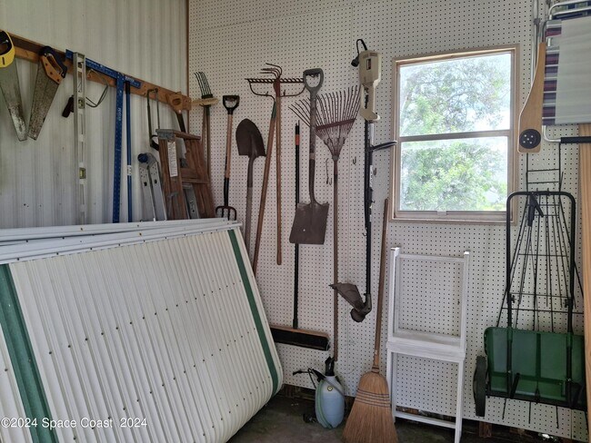 Building Photo - 909 Sequoia St