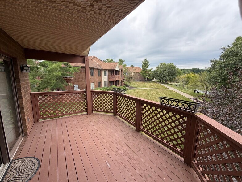 Building Photo - 8595 Scenicview Dr