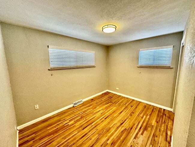 Building Photo - Cozy Home in Sunnyside!