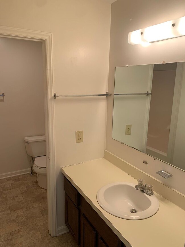 Building Photo - Townhome with new carpet for rent in the m...
