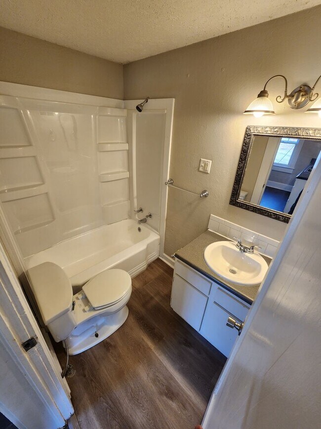 Building Photo - Spacious 3-Bedroom, 1-Bathroom Home AVAILA...