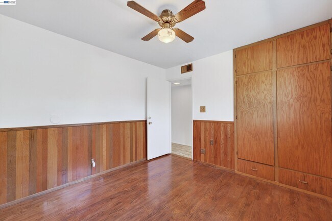 Building Photo - 1450 Kolln St