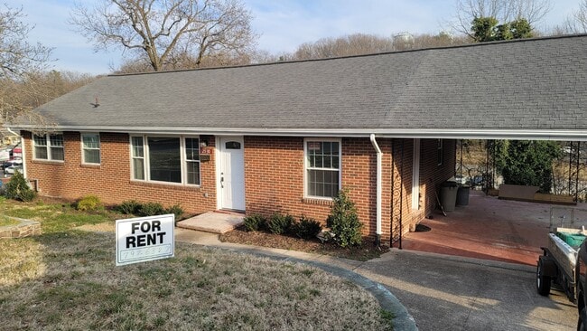 Building Photo - 2930 Fleetwood Ave SW