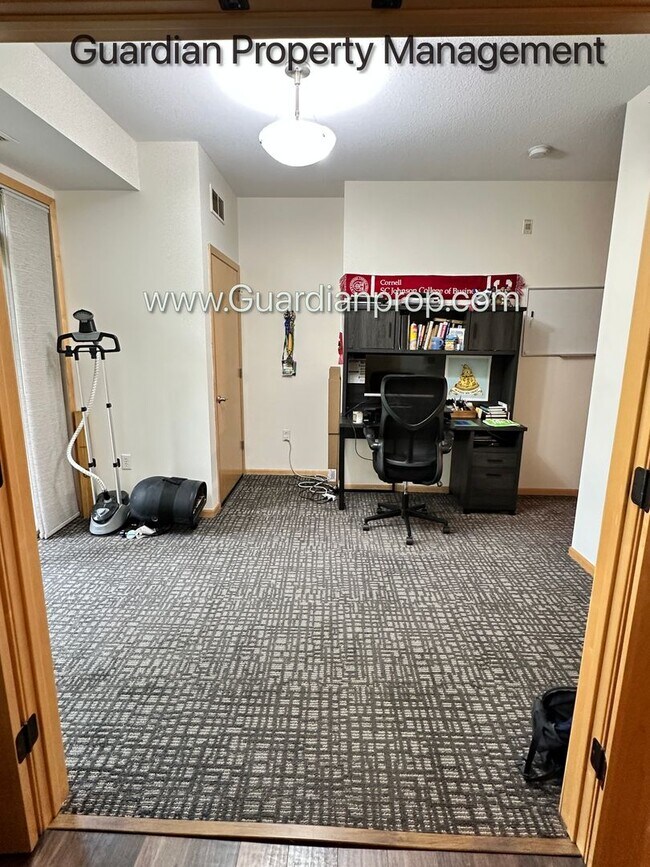 Building Photo - St Louis Park Condo, Ground Level Walk Out...