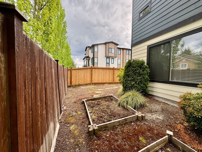 Building Photo - Village Crest Townhome!!!
